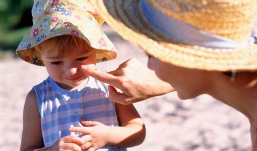 "Mettersi la crema solare" diventa un gioco per bambini