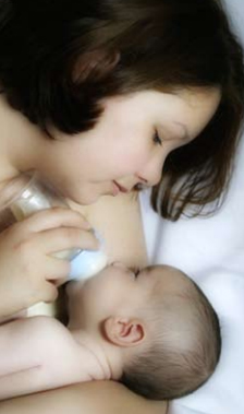 Come passare dall'allattamento al seno al biberon