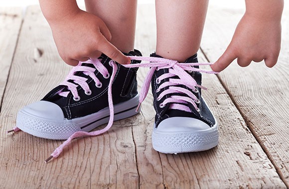 Insegnare ad allacciarsi le scarpe